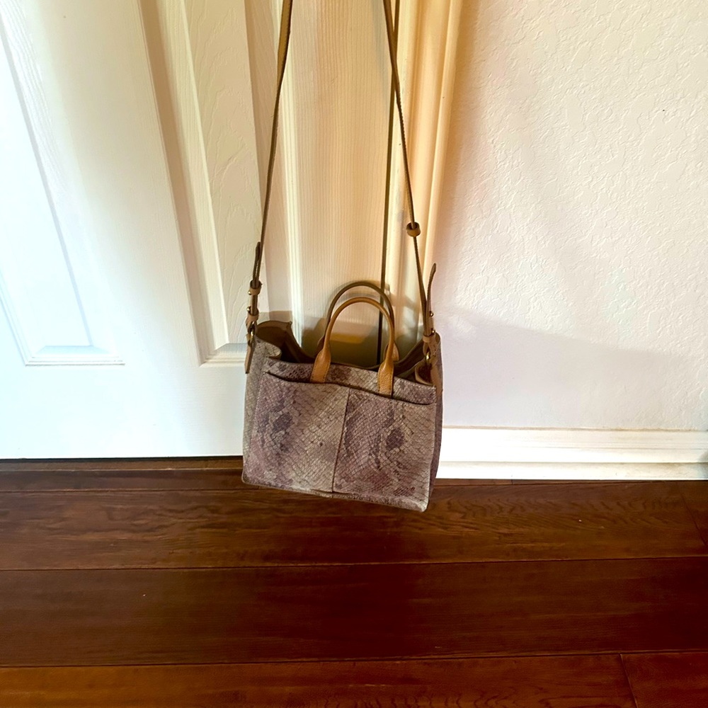 Lucky brand shoulder purse. 9” by 7.5 “ Leather. In excellent condition.